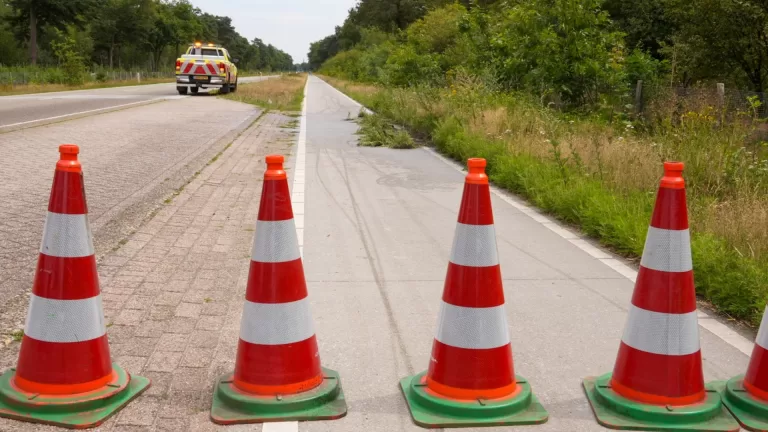 Weg tussen Deurne en Helmond tijdelijk afgesloten vanwege olie op het wegdek