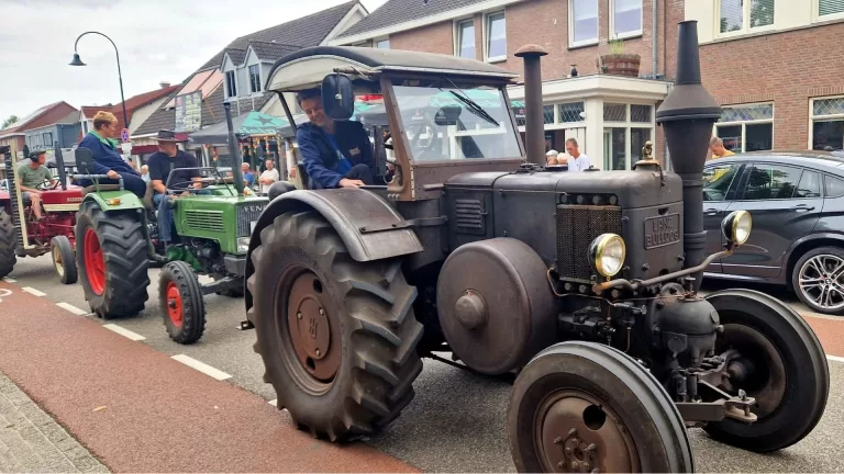 Massale opkomst bij toertocht VC De Krum; ruim 50 oldtimertractoren vertrekken vanaf Zeilbergs kerkplein