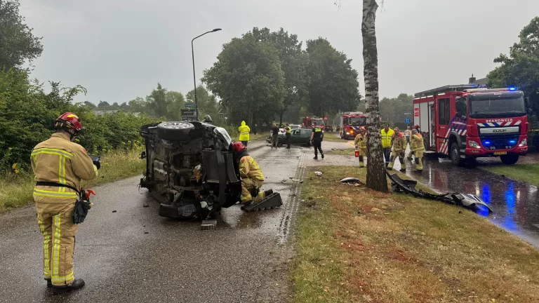 Beschonken bestuurder ramt ander voertuig en veroorzaakt ravage in Bakel