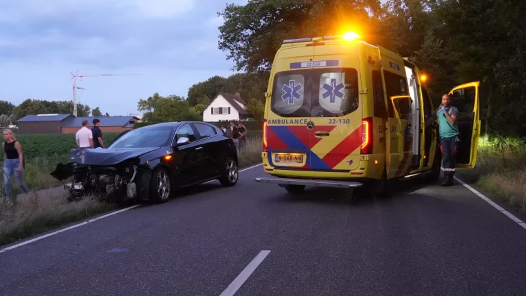Auto knalt tegen boom op Liesselseweg in Deurne; voertuig raakt zwaar beschadigd