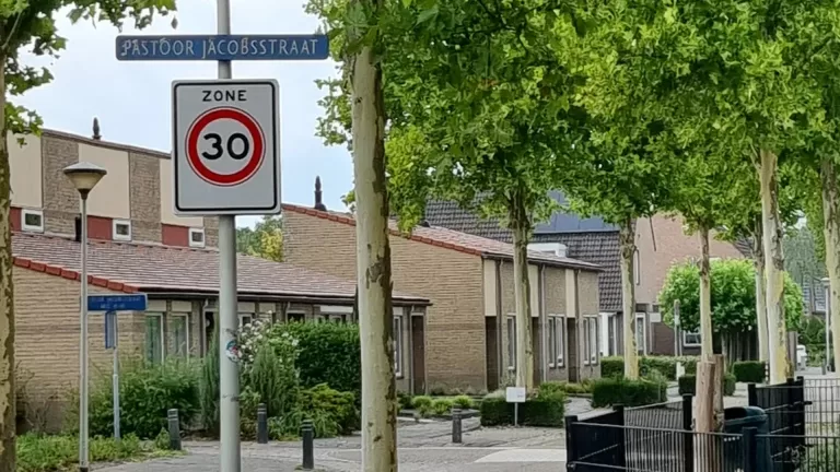 Politie Deurne zoekt getuigen van vernielingen bij meerdere auto’s in Pastoor Jacobsstraat