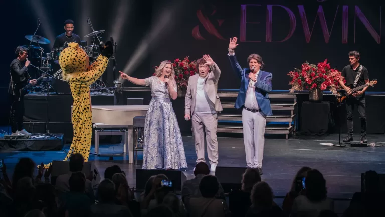 Deurnese Natasja Poels en Edwin van Hoevelaak eren Dennie Christian tijdens hun concert ‘Schlager Editie’