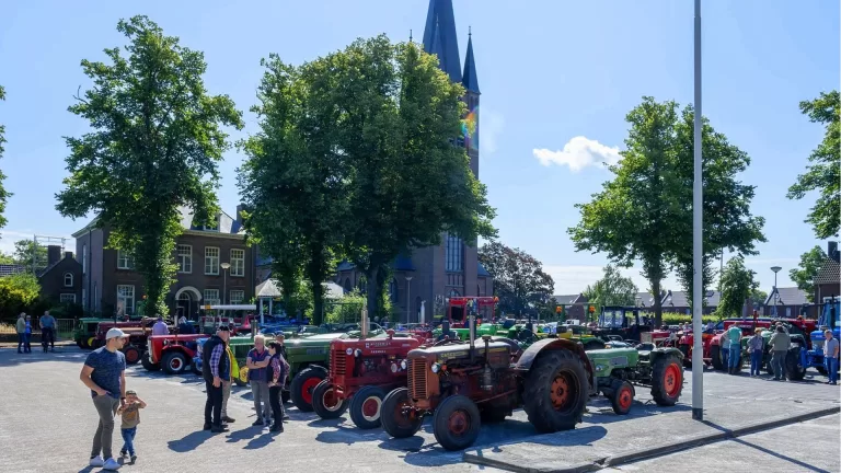 Al meer dan 25 jaar vertrouwd straatbeeld; leden VC De Krum starten in Zeilberg aan hun tractortoertocht