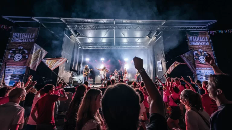 Vrolijke start van Walhalla Zomerfeesten: ‘Vibe van ‘ons kent ons’ was zoals gewoonlijk weer aanwezig’