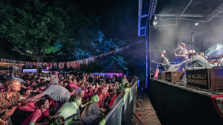 Walhalla Zomerfeesten brengen al bijna 50 jaar muziek, vriendschap en gezelligheid samen op kasteelplein