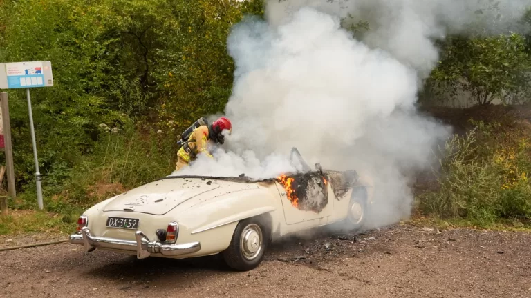 Net opgeknapte oldtimer vliegt in brand bij Buntven in Deurne en gaat volledig verloren