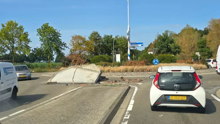 Vrachtwagen verliest betonplaten op rotonde Vlierdensedreef in Deurne