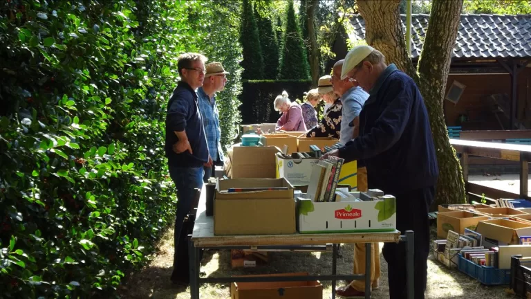 Boekenmarkt is terug in tuin van Deurnes Heemhuis; ‘Geen Bouquet-reeks of Donald Duck’