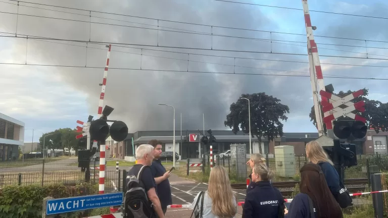 Scholen en milieustraat in Deurne blijven dicht vanwege grote brand; ‘Er zit geen asbest in de roet of as’