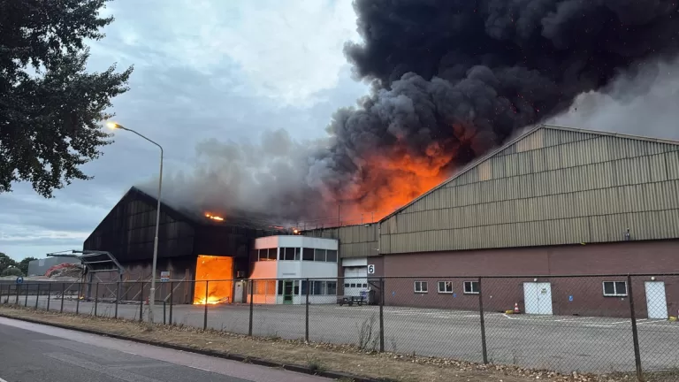 [VIDEO] Grote uitslaande brand bij bedrijf op industrieterrein Kranenmortel