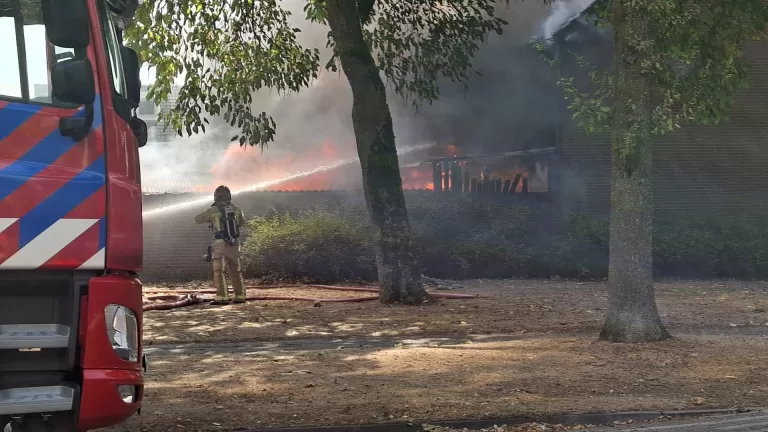 [VIDEO] Grote brand in vier woningen aan Maassingel in Deurne; brandweer rukt massaal uit