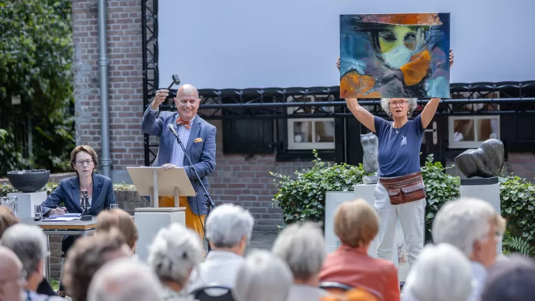 Veel belangstelling voor benefietveilig in tuin van De Wieger; museum zamelt bijna 11.000 euro in