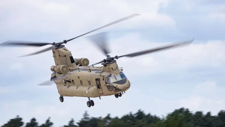 Defensie oefent twee weken lang in regio Deurne met Chinook-helikopters