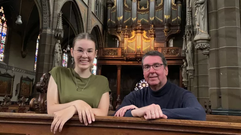 Vader István Eperjesy en dochter Elise geven concert in Deurnese Willibrorduskerk: ‘Van klassiek tot musical’