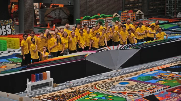 Peter van Otterdijk uit Vlierden en Dutch Domino Team flikken het; 1.070.134 stenen vallen bij recordpoging