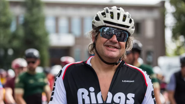 Bekende sporters en artiesten doorkruisen gemeente Deurne in Tour Der Ongeschoren Benen Classic