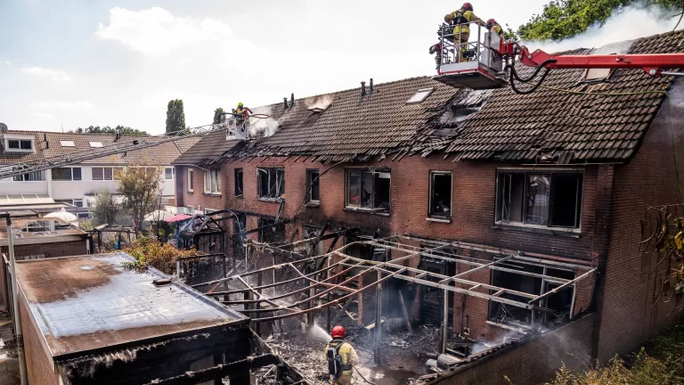 Vier woningen aan Maassingel in Deurne totaal verwoest door grote brand