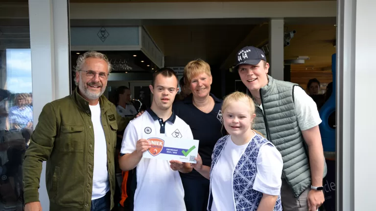 MHC Deurne start nieuwe hockeyseizoen en ontvangt Uniek Sporten-certificaat