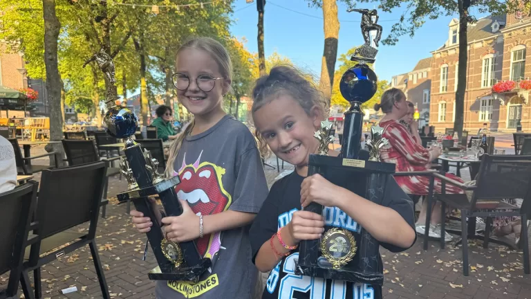 [VIDEO] Warm onthaal in Deurne voor jonge streetdance-wereldkampioenen Java (6) en Novi (7)