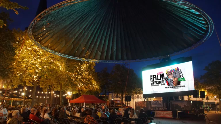 Nacht van het Witte Doek maakt indruk met films onder enorme parachutetent en bij drive-in bioscoop