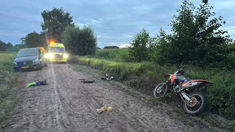 Tiener zwaargewond bij ongeval met crossmotor op zandpad in Bakel