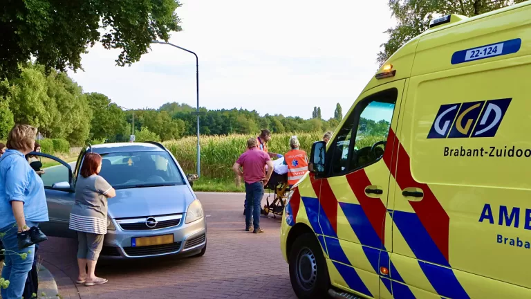 Scooterrijder raakt gewond bij botsing met auto op Beukenstraat in Deurne