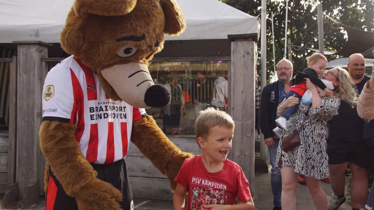 PSV-mascotte Phoxy opent kermis in Zeilberg; dorpsfeest vol muziek en gezelligheid van start