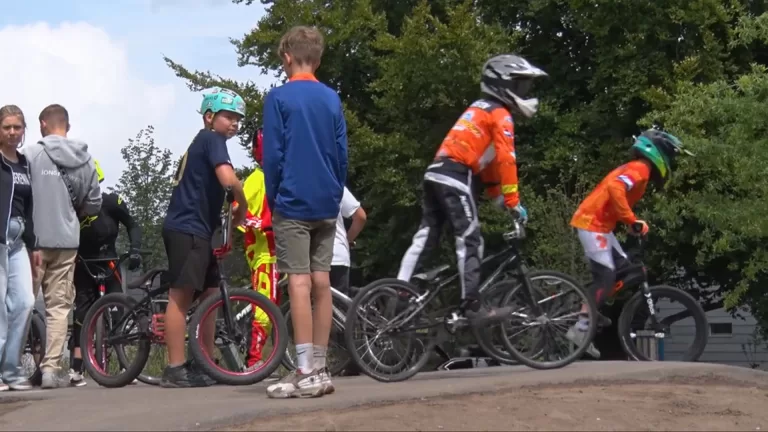 [VIDEO] Oud-BMX-wereldkampioen Jeffrey Bignell leert Deurnese jeugd fijne kneepjes van pumptrack rijden