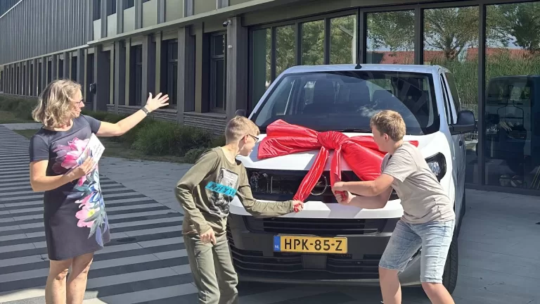 Sprongcollege in Deurne onthult nieuwe elektrische schoolbus; ‘Veilig en duurzaam leerlingenvervoer’