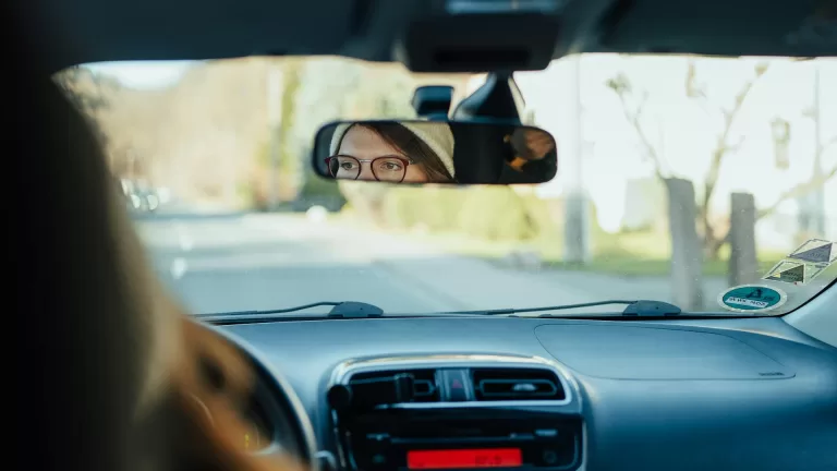 Boete voor automobiliste met kinderen zonder gordel om op achterbank; ‘Jongetje stak tot zijn knieën door het raam’