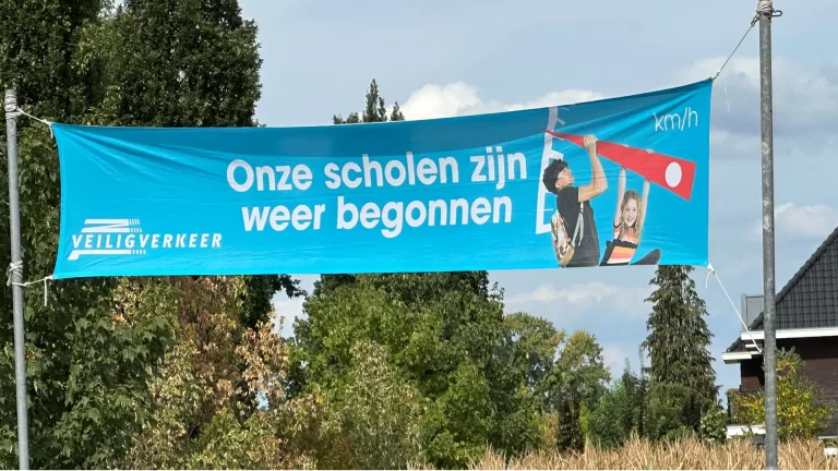 Scholen beginnen weer in Deurne; gemeente waarschuwt weggebruikers met spandoeken