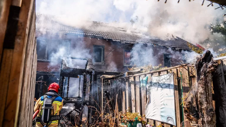 Nog veel verdriet en ongeloof in Koolhof over grote brand; burgemeester Buter spreekt van ‘intrieste dag’