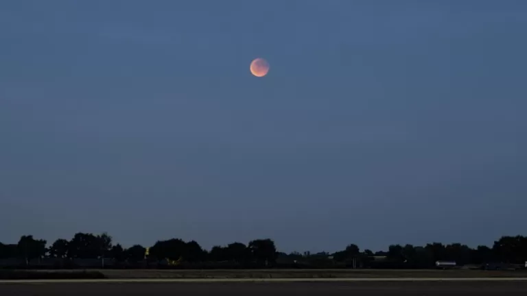 Bijzonder natuurfenomeen bloedmaan ook in gemeente Deurne goed zichtbaar