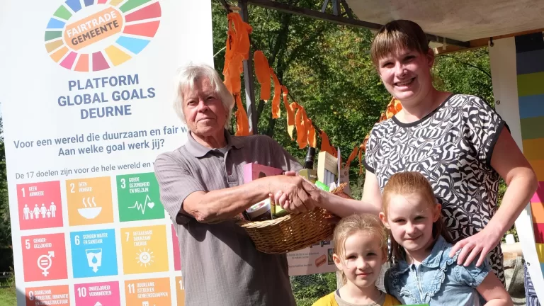 Winnaars Deurnese Fairtrade-wedstrijd nemen prijzen in ontvangst
