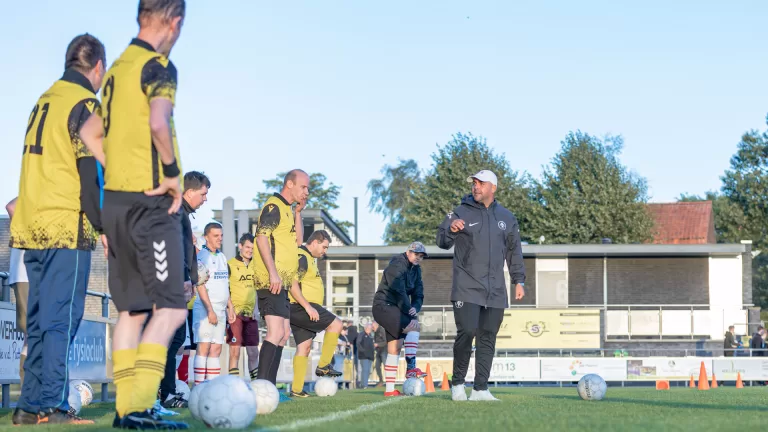 G-team van ZSV getrakteerd op lesje van profvoetbaltrainer Faiz Essakkatie