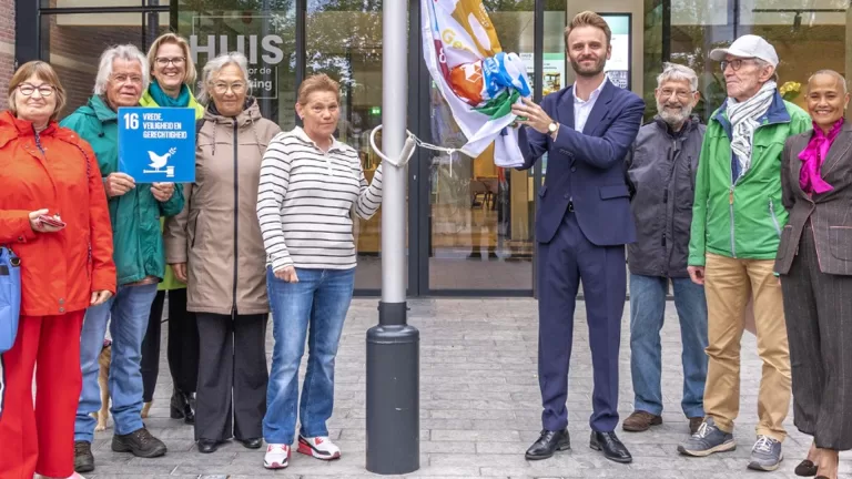 Deurne hijst Global Goals-vlag: ‘Laten zien dat we werken aan eerlijke, duurzame en inclusieve wereld’