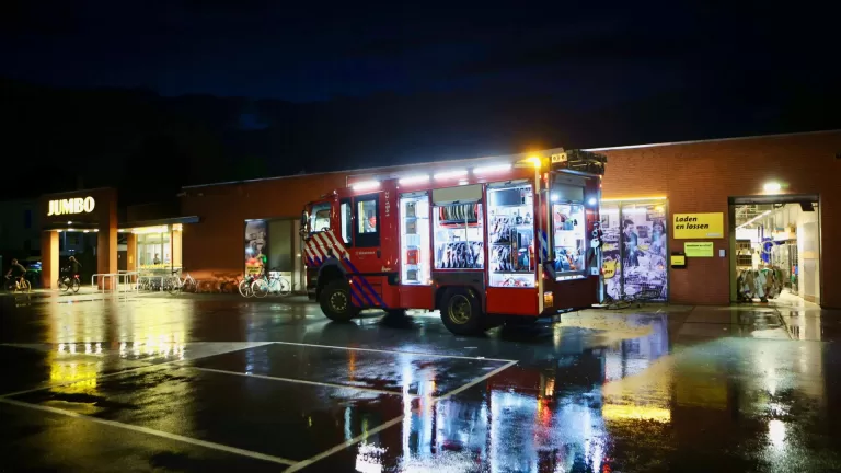 Kapotte regenpijp zorgt voor wateroverlast in Jumbo-supermarkt aan Stationsstraat in Deurne