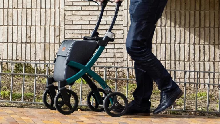 Man met rollator op klaarlichte dag beroofd van horloge in Kruisstraat in Deurne; politie doet buurtonderzoek
