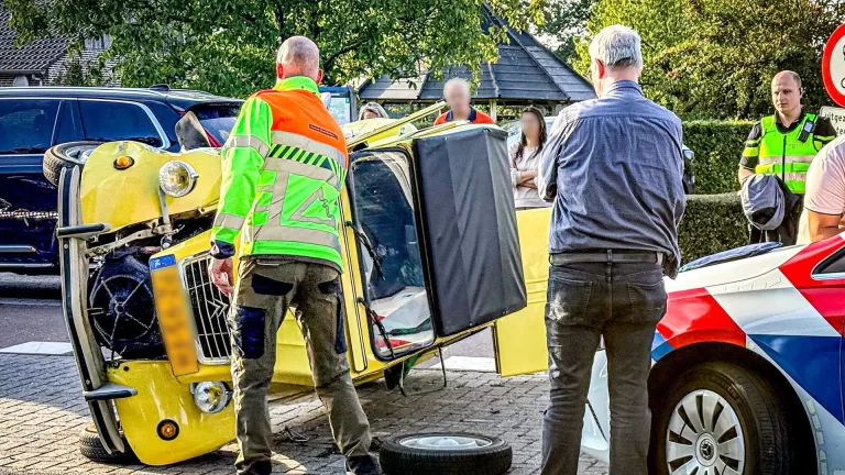 Klassieke Citroën 2CV belandt op zijn kant bij botsing op Bakelsebrug in Bakel