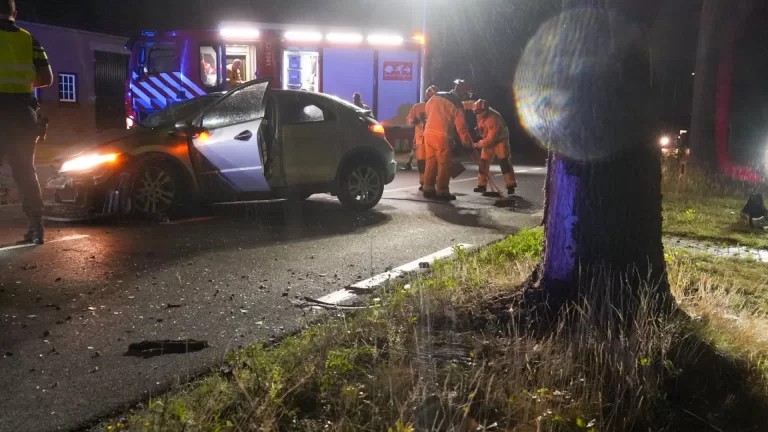 Automobilist raakt zwaargewond bij botsing tegen boom op Bakelseweg in Deurne