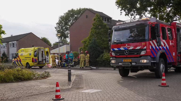 Man in Liessel raakt gewond bij val over tuinhekje; been gespietst door scherpe punt