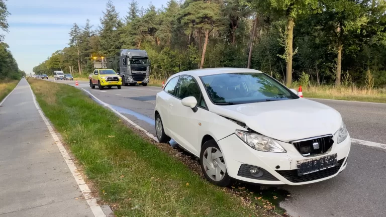 Kopstaartbotsing met twee auto’s op Helmondsingel in Deurne