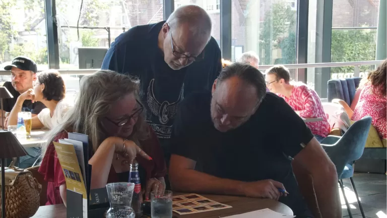 Deelnemers pubquiz laten hersens kraken bij cryptische uitdagingen en neppe Tinderprofielen