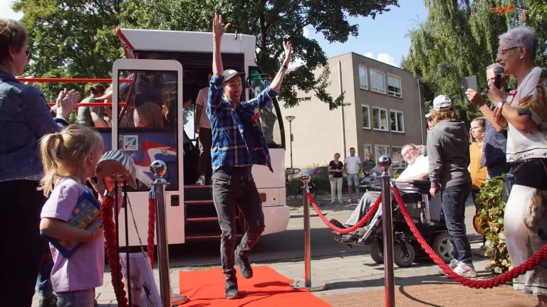 [VIDEO] Bewoners Smalle Haven arriveren als echte sterren op rode loper bij viering 50-jarig bestaan