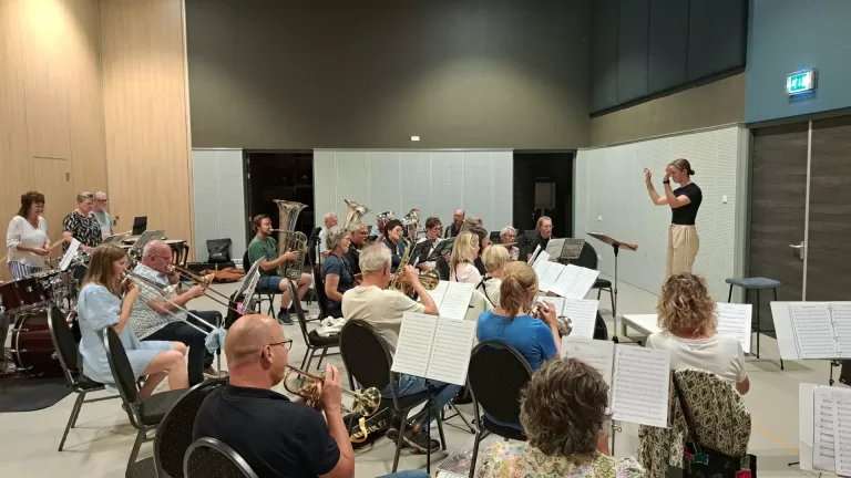 Fanfare Wilhelmina Vlierden en Muziekvereniging Sancta Maria Ommel vormen gezamenlijk orkest