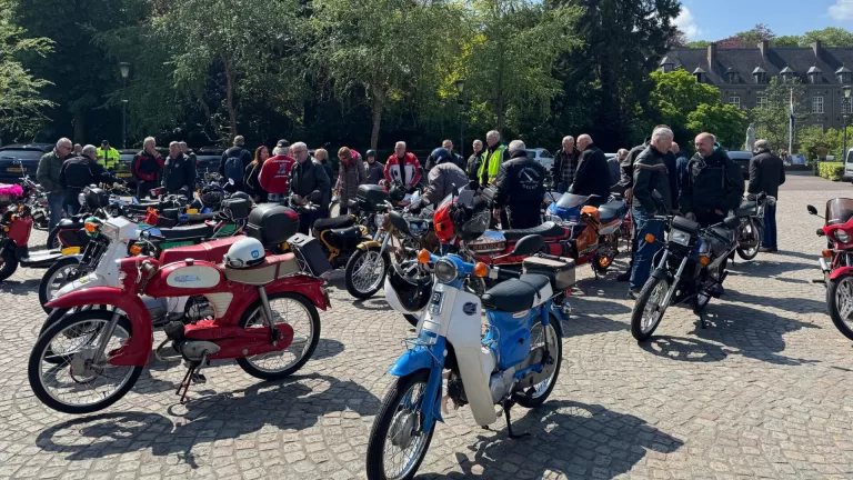 Oldtimerbrommerrijders trekken bij laatste rit van het seizoen richting Nijmegen