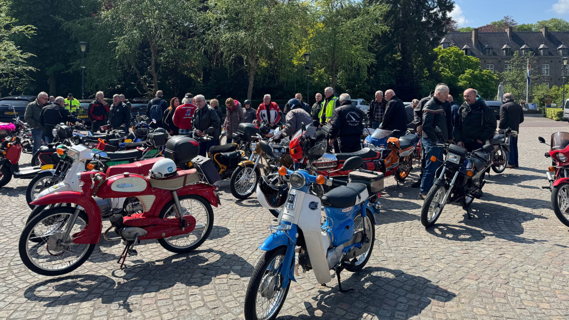 Oldtimerbromfietsliefhebbers Vette Bougie maken zich op voor laatste rit van het seizoen