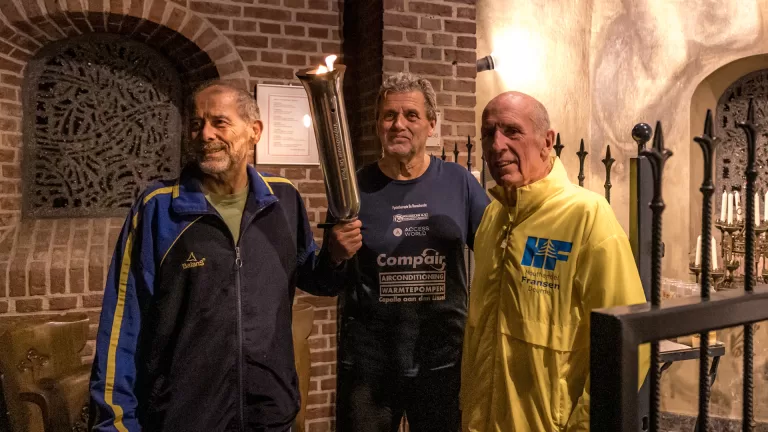 Vrijheidsvuur De Peel arriveert in Deurne; elf Brabantse en Limburgse gemeenten herdenken bevrijding