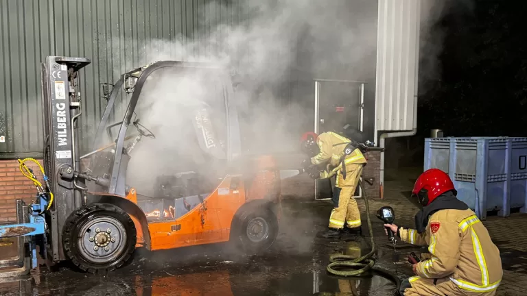 Heftruck vliegt in brand bij bedrijf in De Rips