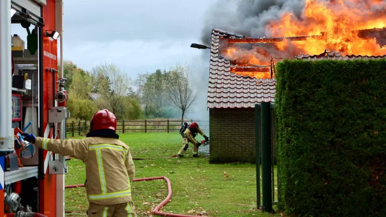 Explosiegevaar bij uitslaande brand in stal met gasflessen aan Lupinenweg tussen Deurne en Liessel Explosiegevaar bij uitslaande brand in stal met gasflessen aan Lupinenweg tussen Deurne en Liessel